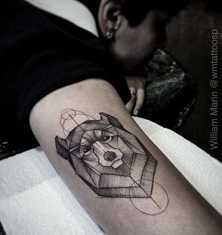 点线大臂熊纹身图案