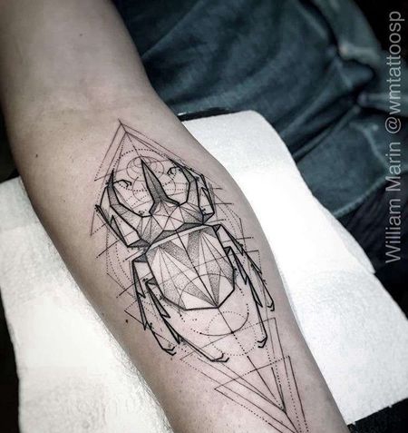 几何小臂甲虫纹身图案