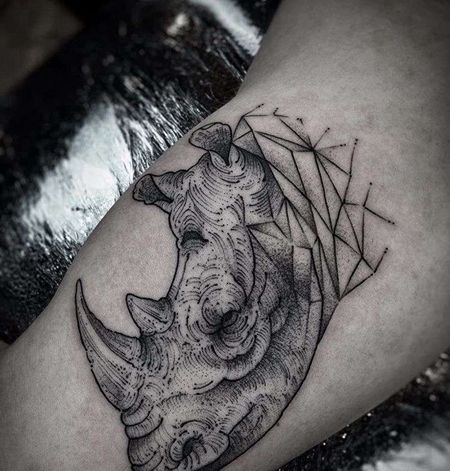 点线大臂犀牛纹身图案