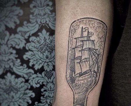 点线小臂帆船瓶子纹身图案