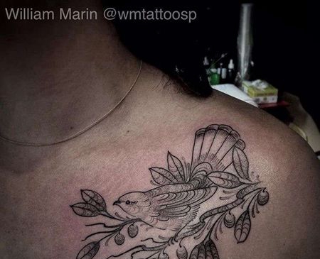 点线锁骨鸟纹身图案