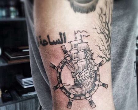 点线大臂船舵帆船纹身图案