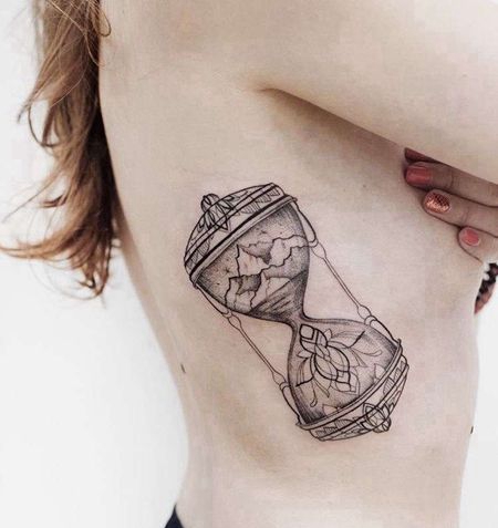 点线侧腰沙漏纹身图案