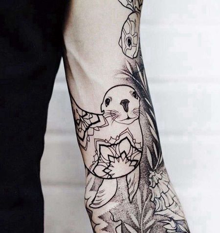 线条小臂海豹纹身图案
