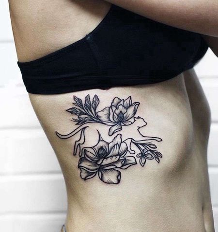 点线侧腰花卉猫纹身图案