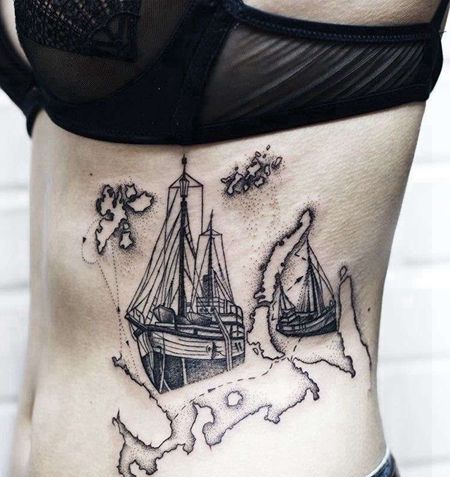 点线侧腰帆船纹身图案