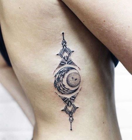 点刺侧腰月亮纹身图案