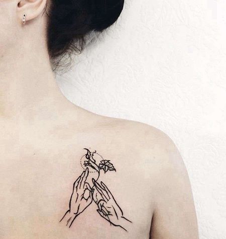 线条锁骨手纹身图案
