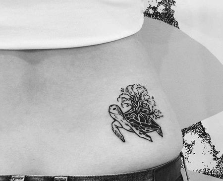 小清新侧腰乌龟纹身图案