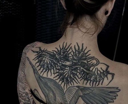 Old School后颈蜈蚣剪刀纹身图案