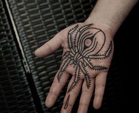 Old School手心蜘蛛纹身图案