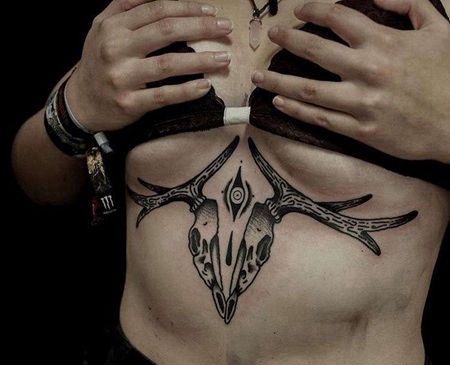 Old School胸下鹿纹身图案