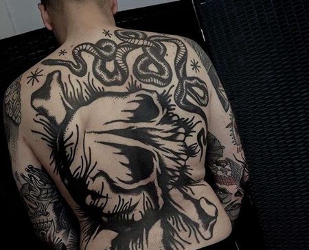 Old School后背骷髅蛇纹身图案
