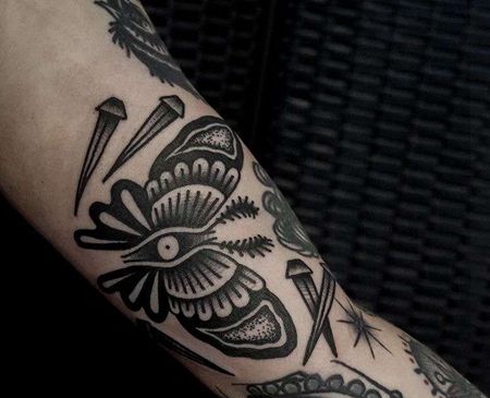 Old School小臂蝴蝶钉子纹身图案