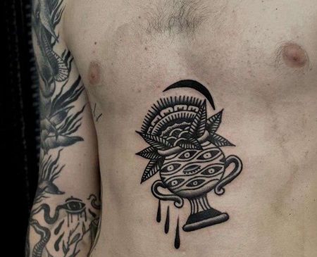 Old School腹部瓶子纹身图案