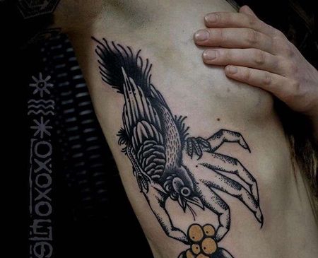 Old School侧腰乌鸦手纹身图案