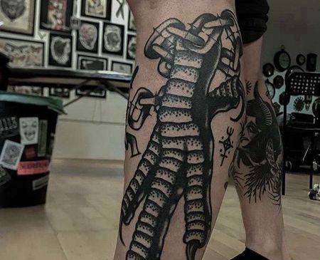 Old School小腿龙爪纹身图案