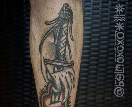 Old School小腿手匕首心纹身图案