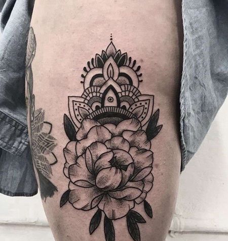 新传统大腿花卉纹身图案