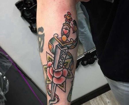 Old School大臂玫瑰蛇匕首纹身图案