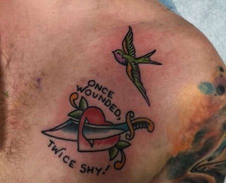 New School前胸燕子心纹身图案