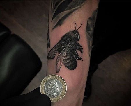 写实小臂蜜蜂纹身图案