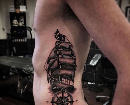 写实侧腰帆船指南针纹身图案