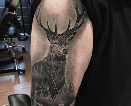 写实大臂鹿乌鸦纹身图案
