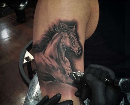写实大臂马纹身图案
