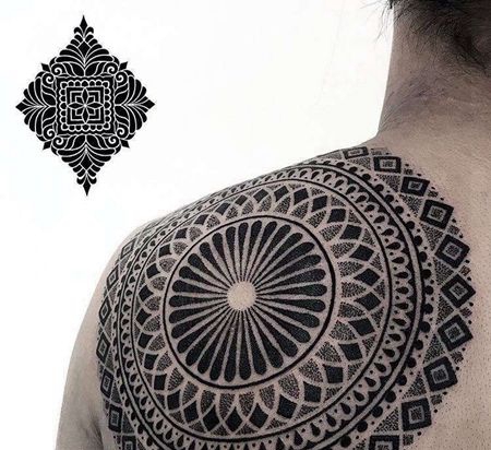 几何点刺后背繁花纹身图案