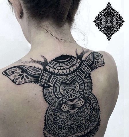 点刺几何后背长颈鹿纹身图案