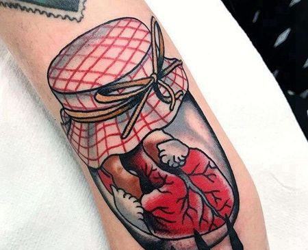 New School大腿瓶子心脏纹身图案