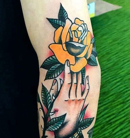 Old School胳膊手玫瑰纹身图案