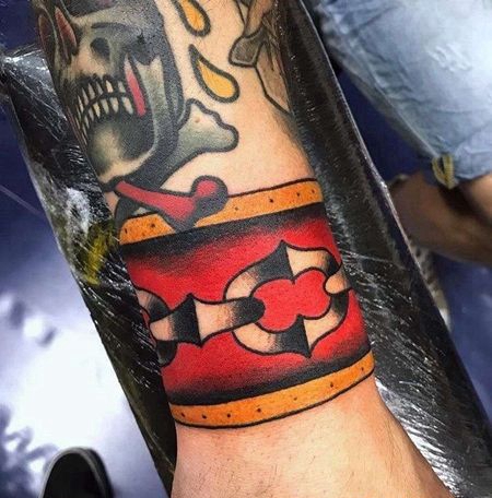 Old School手腕铁链纹身图案