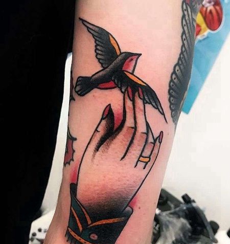 Old School大臂手燕子纹身图案