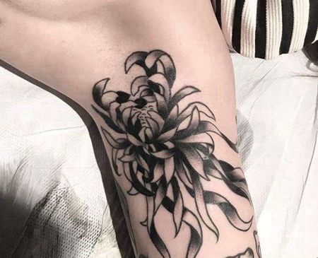 Old School大臂菊花纹身图案