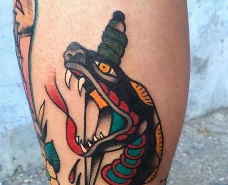 Old School小腿蛇匕首纹身图案