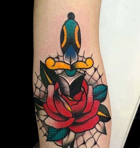 Old School胳膊玫瑰匕首纹身图案