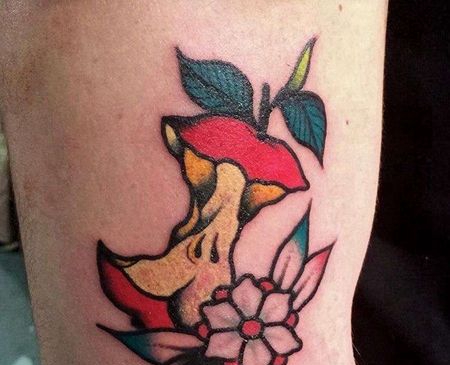 Old School大腿苹果纹身图案