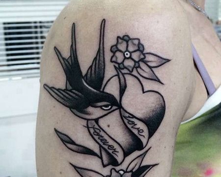 Old School大臂燕子心纹身图案