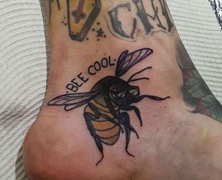 New School脚踝蜜蜂纹身图案