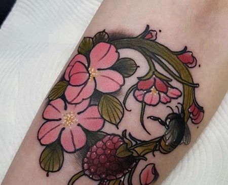 New School小臂樱花蜜蜂纹身图案