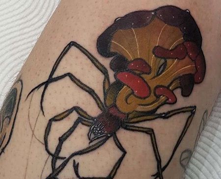 New School大腿蜘蛛蘑菇纹身图案