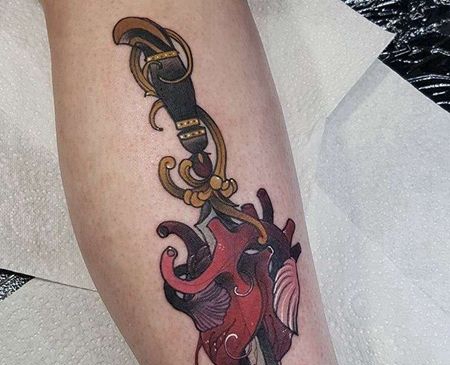 New School小腿心脏匕首纹身图案