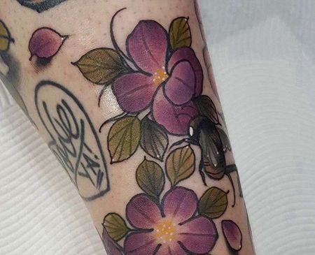 New School小臂花卉蜜蜂纹身图案