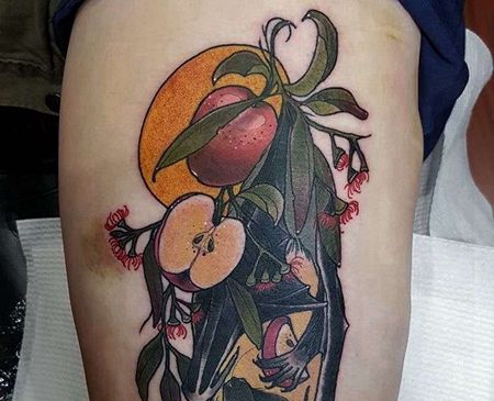 New School大腿苹果蝙蝠纹身图案
