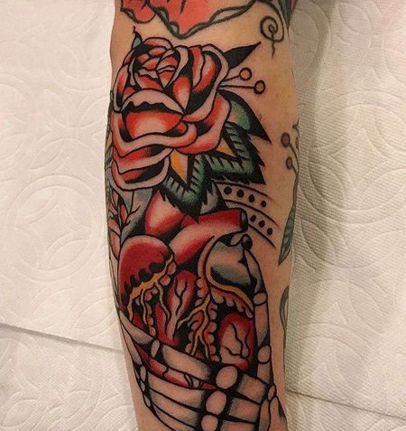 Old School小腿骷髅心脏玫瑰纹身图案