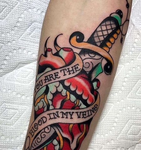 Old School小腿匕首心脏纹身图案