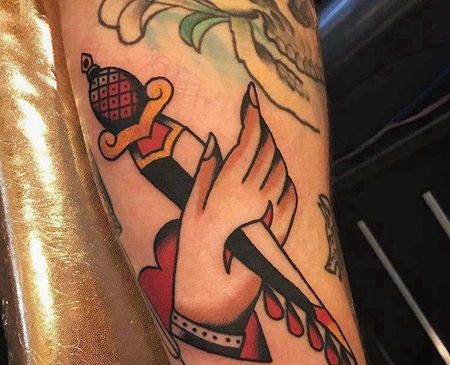 Old School小臂手匕首纹身图案