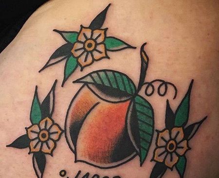 Old School侧腰桃子纹身图案
